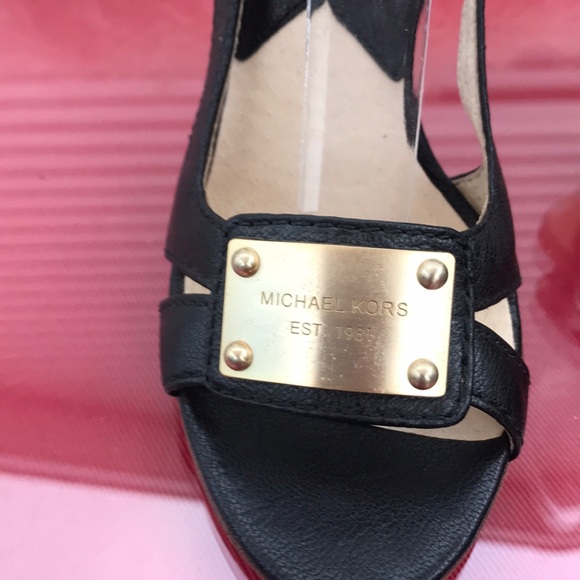 Michael Kors beautiful leather gold heels - Picture 4 of 8